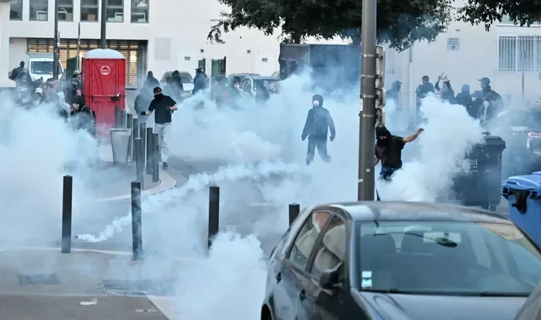 В Париже протестующие начали перекрывать улицы
