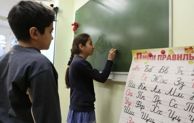 Рособрнадзор: 87% детей мигрантов не зачислили в российские школы