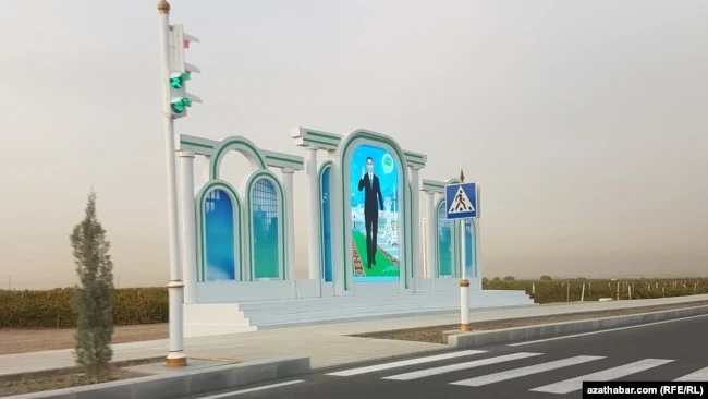 «Их портреты считаются священными». Культ изображений глав государств в Туркменистане и не только