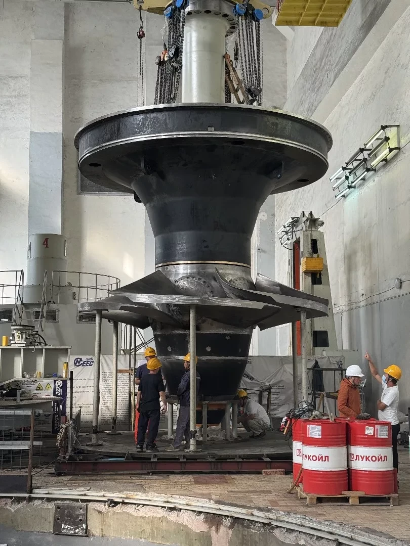 На Уч-Курганской ГЭС установлен рабочее колесо