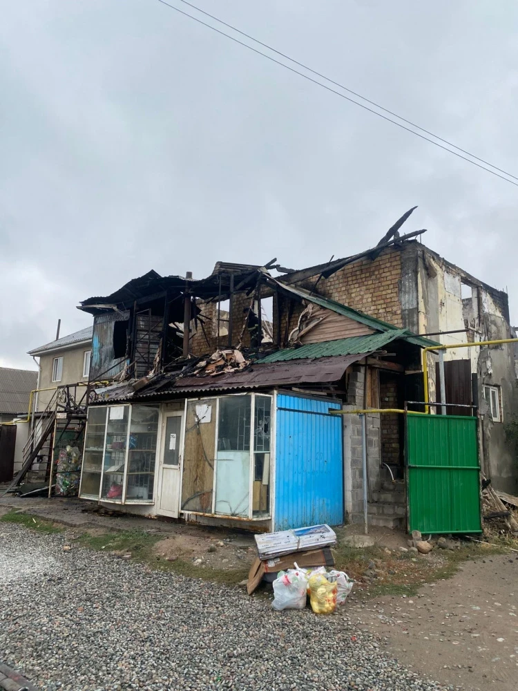 В жилмассиве "Кара-Жыгач" потушили пожар в доме из контейнера