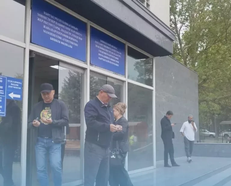 В «Кадастре» дали разъяснение по поводу больших очередей в Бишкекском филиале