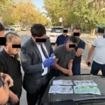 В Бишкеке задержали судоисполнителя при получении взятки