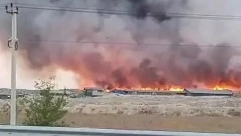 В казахстанском городе Алатау ввели режим ЧС из-за горящего мусорного полигона