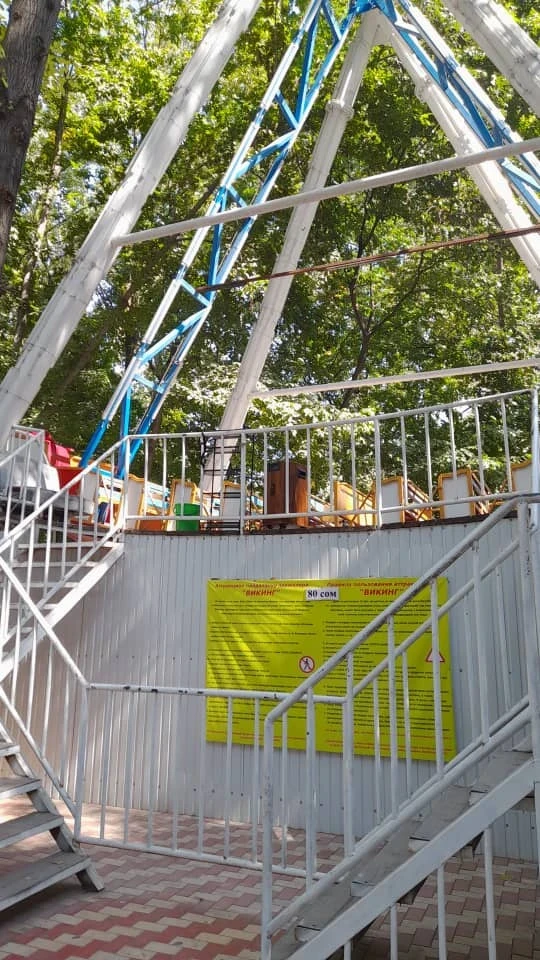 В Оше 18-летняя девушка погибла после падения с аттракциона