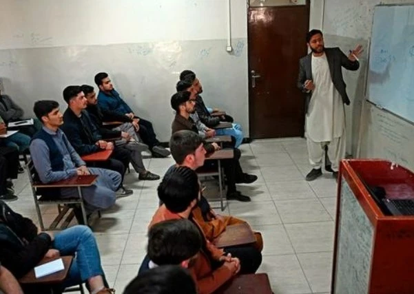 Талибы запретили около 700 вузовских учебников