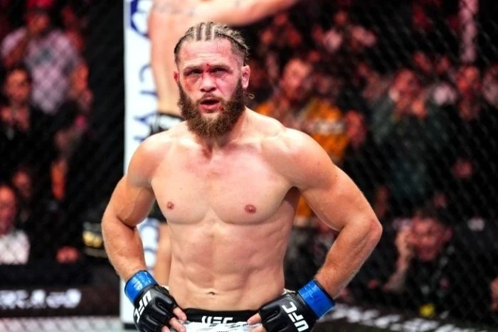 Рафаэль Физиев пропустит бой с Оливейрой на UFC Fight Night 261