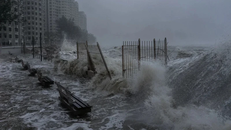 Тайфун «Рагаса», из-за которого погибли 24 человека, направляется к материковому Китаю