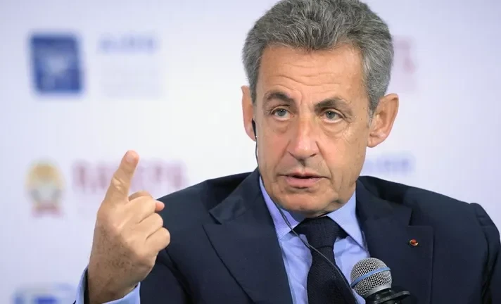 Экс-президента Франции приговорили к пяти годам тюрьмы