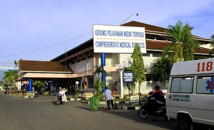 В Индонезии обрушилось здание школы-интерната