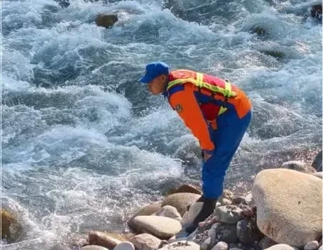 Продолжаются поиски женщины, упавшей в реку Аламедин