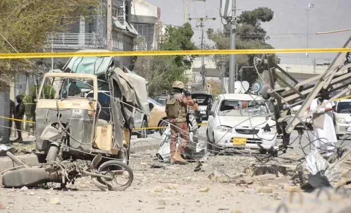 В Пакистане при взрыве бомбы погибли десять человек