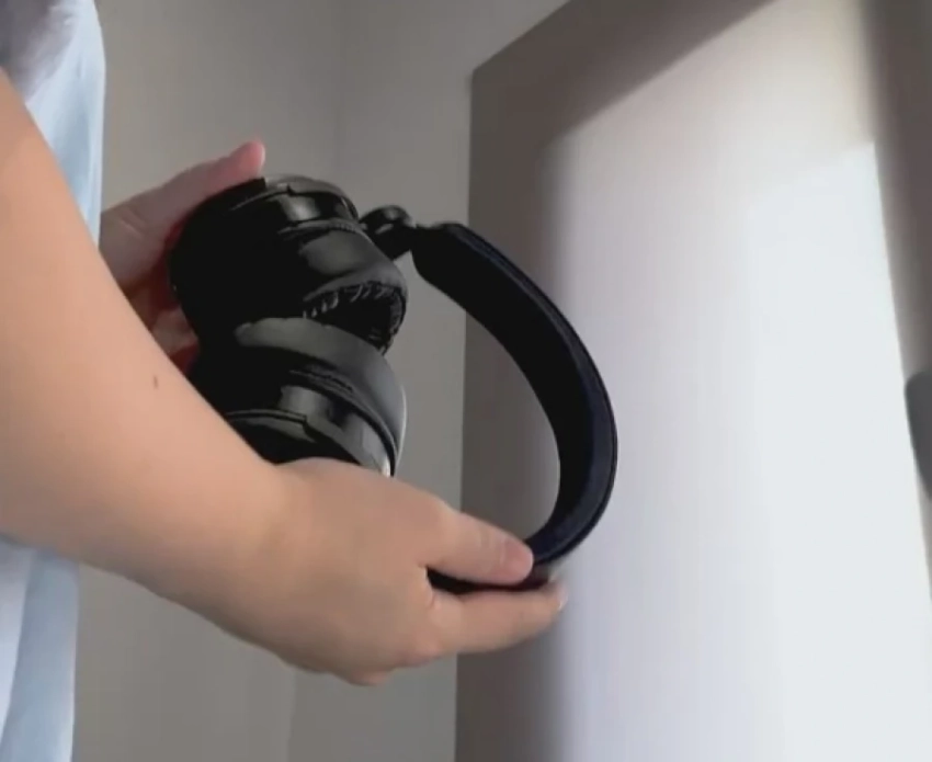 Кыргызстанка разрабатывает уникальные наушники в Англии