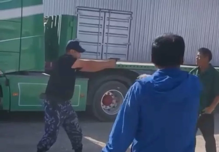 На КПП «Иркештам» произошел конфликт между китайскими дальнобойщиками и сотрудниками МВД Кыргызстана