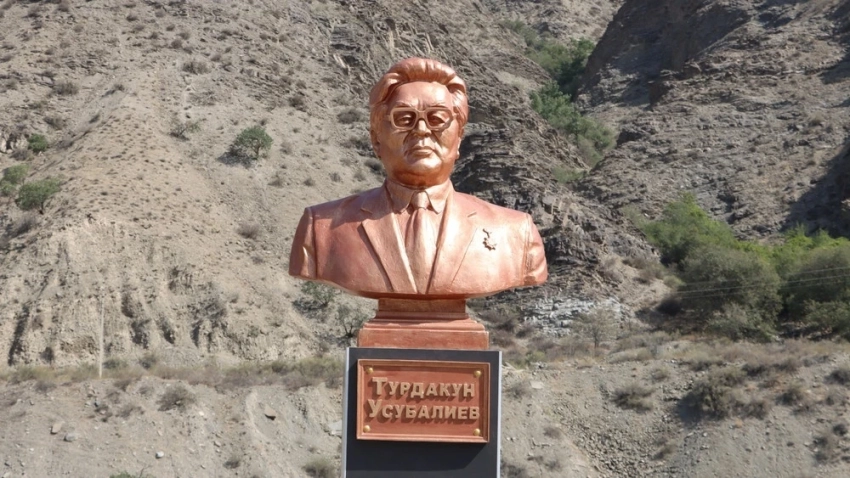 В Курпcайской ГЭС открыт памятник Турдакуну Усубалиеву