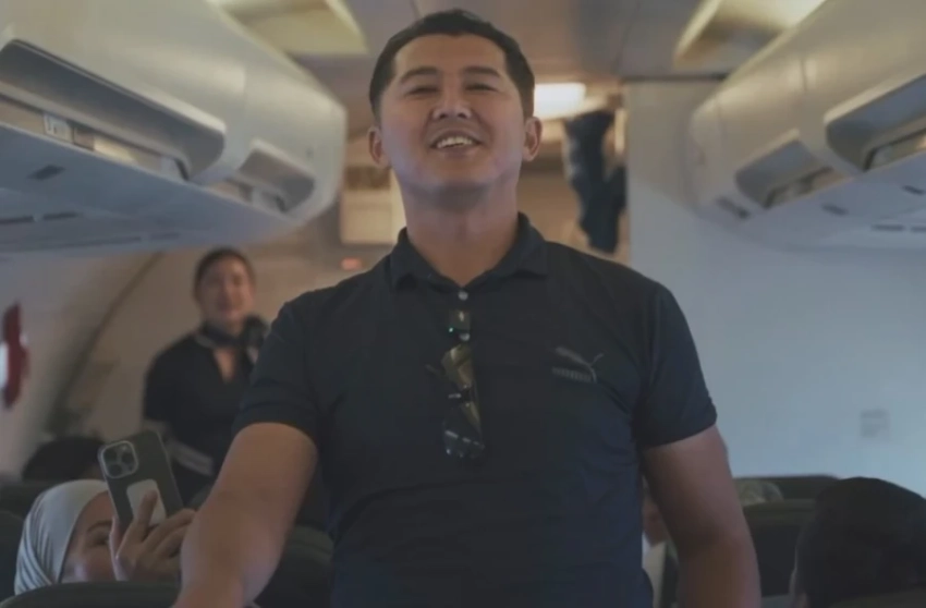 Пассажиров рейса Ош - Бишкек эффектно поздравили с Днем независимости КР