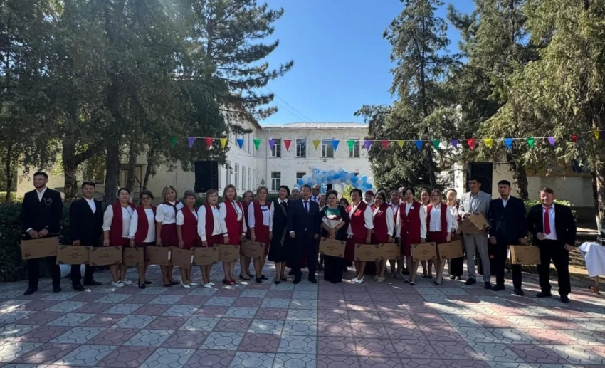 Учителям и воспитателям школы-интерната в Чуйской области вручили новые ноутбуки