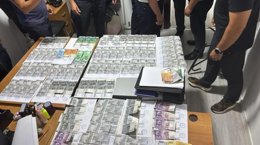 В Бишкеке в кабинете полковника милиции нашли почти 6 млн сомов и $46 тысяч