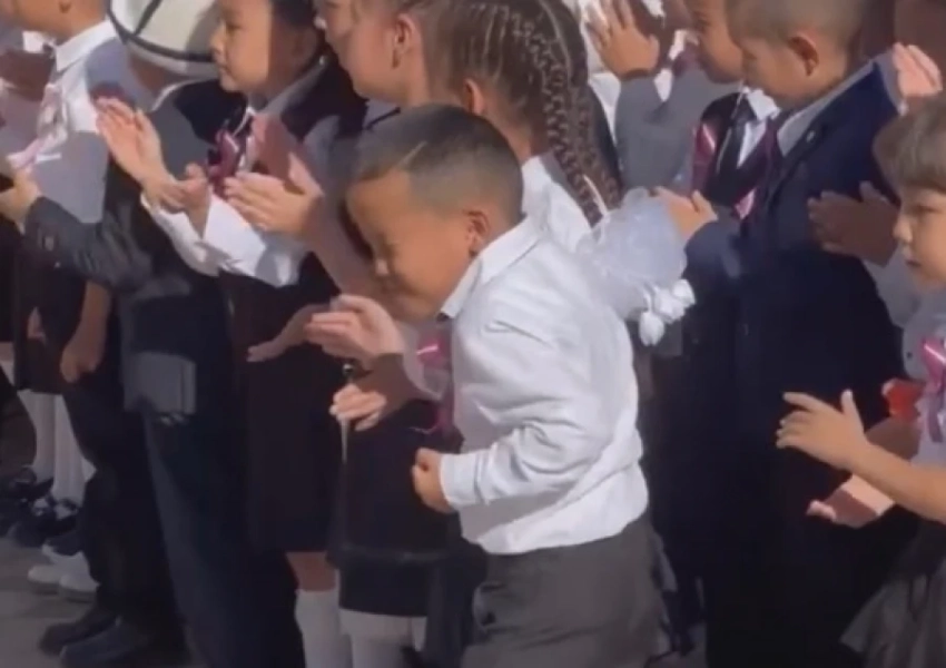 Первоклассник зажёг на линейке 1 сентября и умилил соцсети