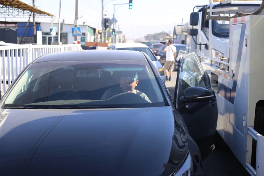 На рынке "Кудайберген" провели рейд: 17 автомобилей отправили на штрафстоянку