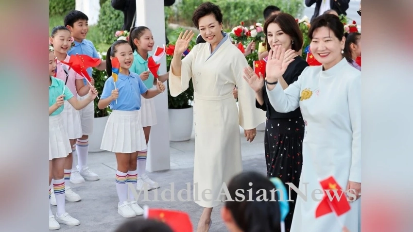 В поездке, организованной Пэн Лиюань, приняли участие первые леди Болорцэцэг Лувсандорж, Зиорат Мирзиёева и другие. Фото