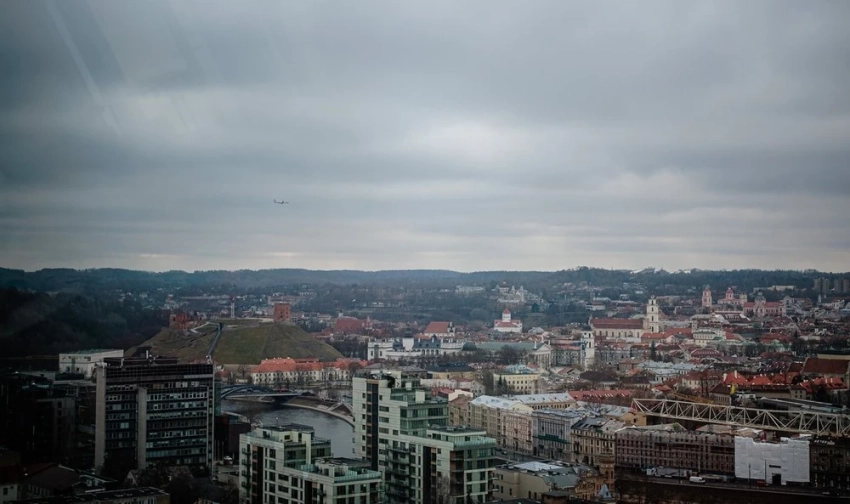 Самолет президента Литвы не смог сразу приземлиться в Вильнюсе из-за дрона