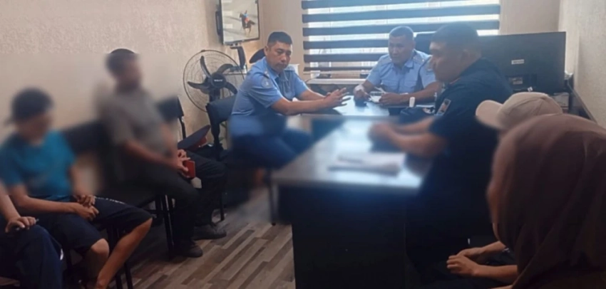 В Чуйской области подростки забросали камнями пассажирский поезд