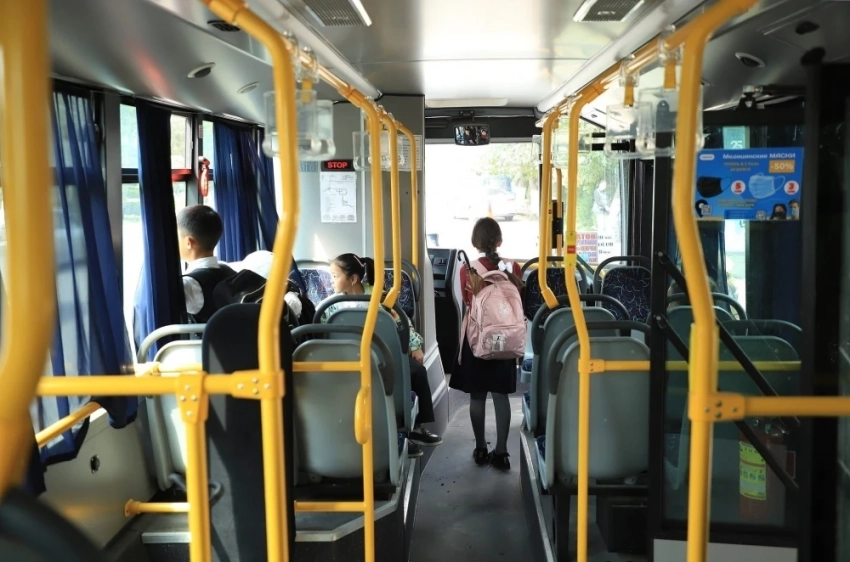 Ветеран показал школьникам, как проявлять уважение в автобусе