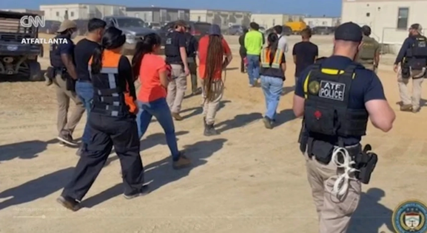 В США провели массовую иммиграционную облаву на мегазаводе Hyundai, арестовав 475 человек. Большинство из них — корейцы