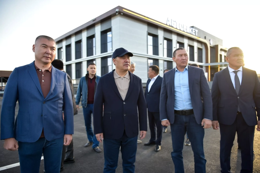Садыр Жапаров осмотрел автовокзал в Балыкчы после капитальной реконструкции