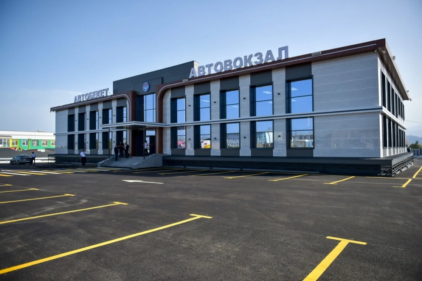 Садыр Жапаров осмотрел обновленный автовокзал в Балыкчы