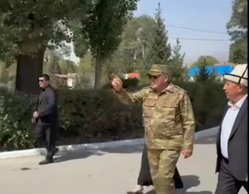 Камчыбек Ташиев выкинул телефон подчиненного в Нарынской области