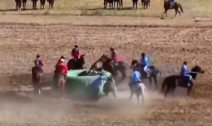 Лошадь с наездником упала в тай казан в Чолпон-Ате