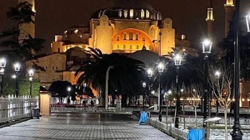 Туристы могут оказаться в тюрьме за объятия в мечети в Стамбуле