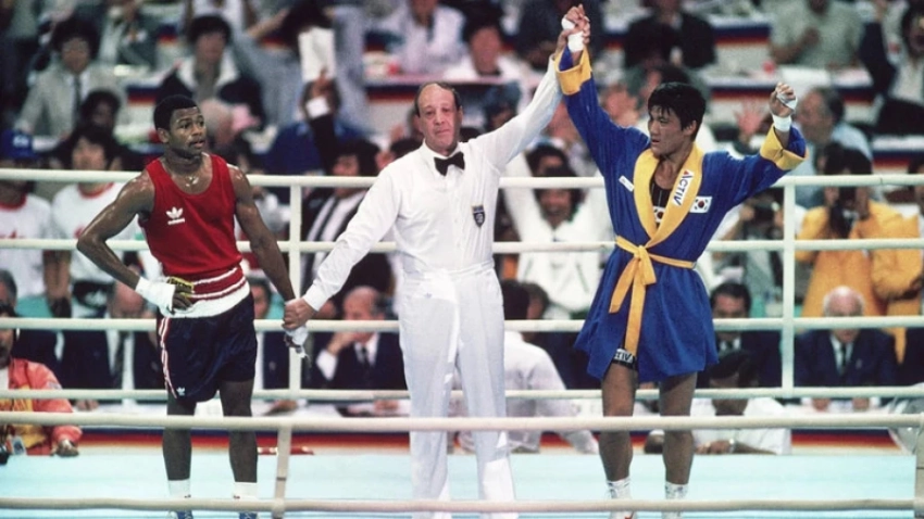 Чемпион ОИ-1988 Пак Си Хун передал золотую медаль Рою Джонсу, которого победил в финале