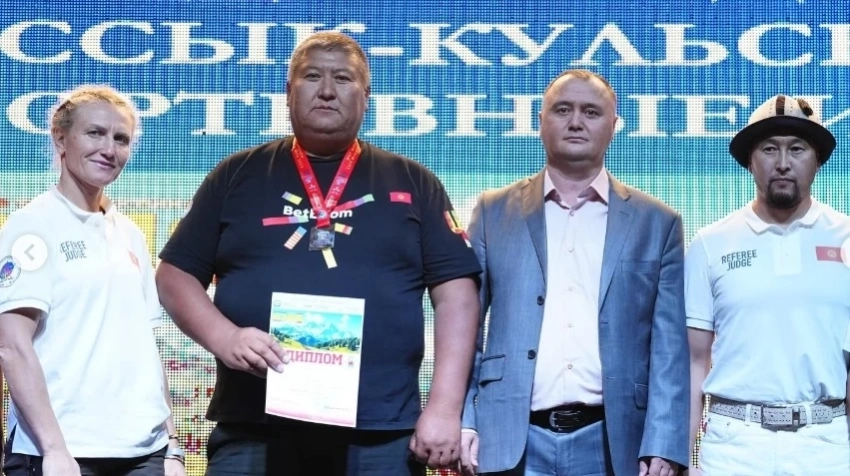 В Иссык-Куле определились сильнейшие в сумо на песке