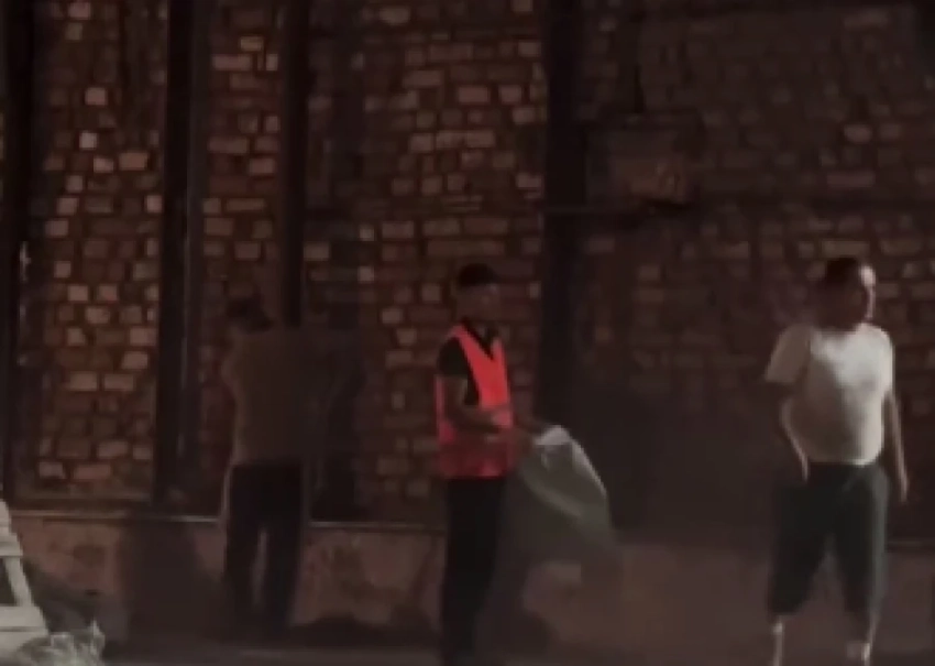 «Уничтожают советское наследие». Убрали фреску на входе в театр русской драмы в Бишкеке