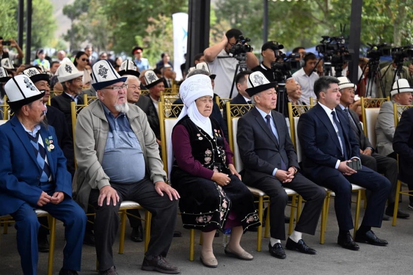 Садыр Жапаров открыл два обновленных аэропорта в Нарыне