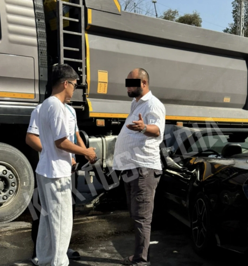 Кабриолет Mustang попал под грузовик Howo в Бишкеке