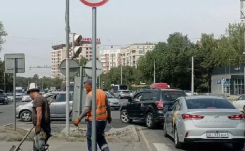 На одной из улиц Бишкека запретили повороты направо и налево