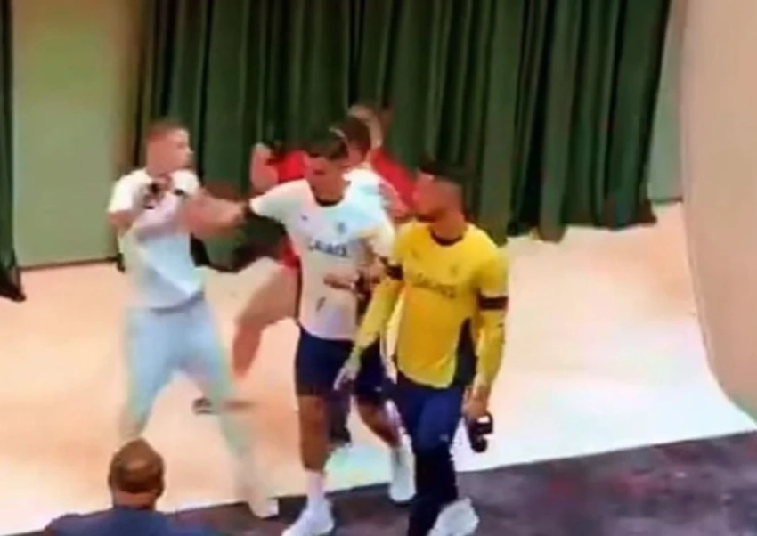 Криштиану Роналду оттолкнул фаната на сборах сборной Португалии