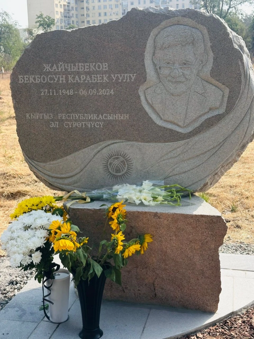 В Бишкеке установили памятник автору флага Кыргызстана Бекбосуну Жайчибекову