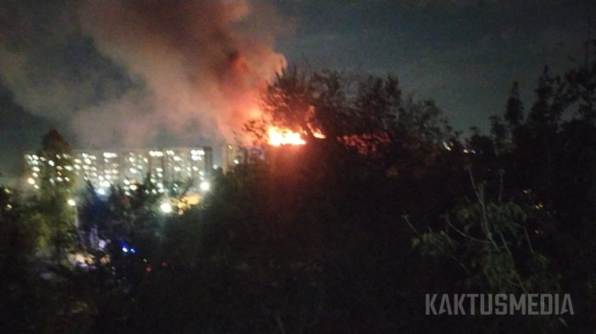 В районе Жибек Жолу-Осмонкула горит жилой дом