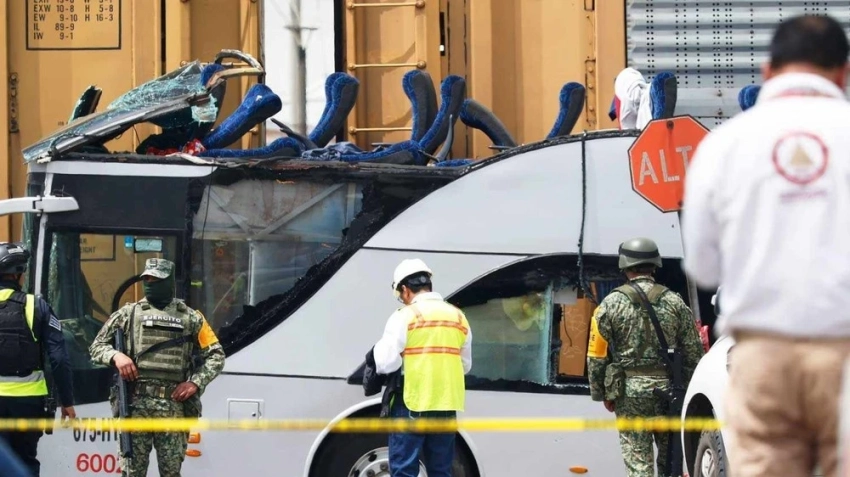 Поезд протаранил двухэтажный автобус в Мексике. Погибли 10 человек, более 60 ранены