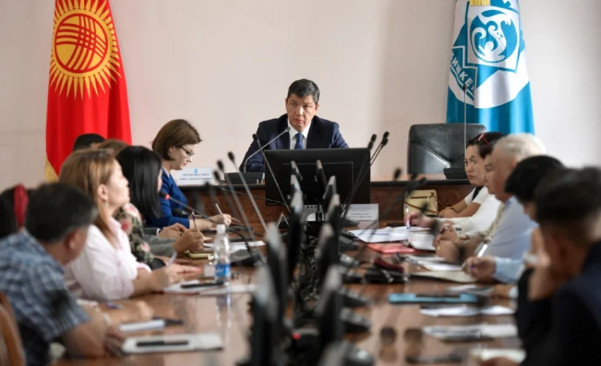 В Бишкеке планируют создать программы допобразования для муниципальных служащих в профлицеях