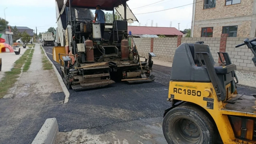 По улице Козу Баглан укладывают новый асфальт