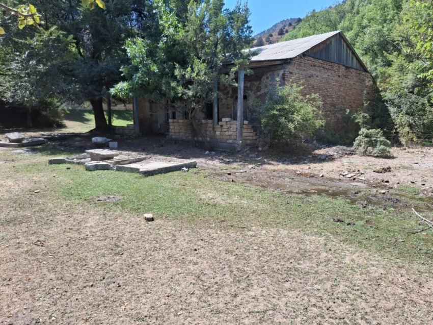 В Кызыл-Кие выявлена незаконная приватизация участка с железнодорожными путями и зданий