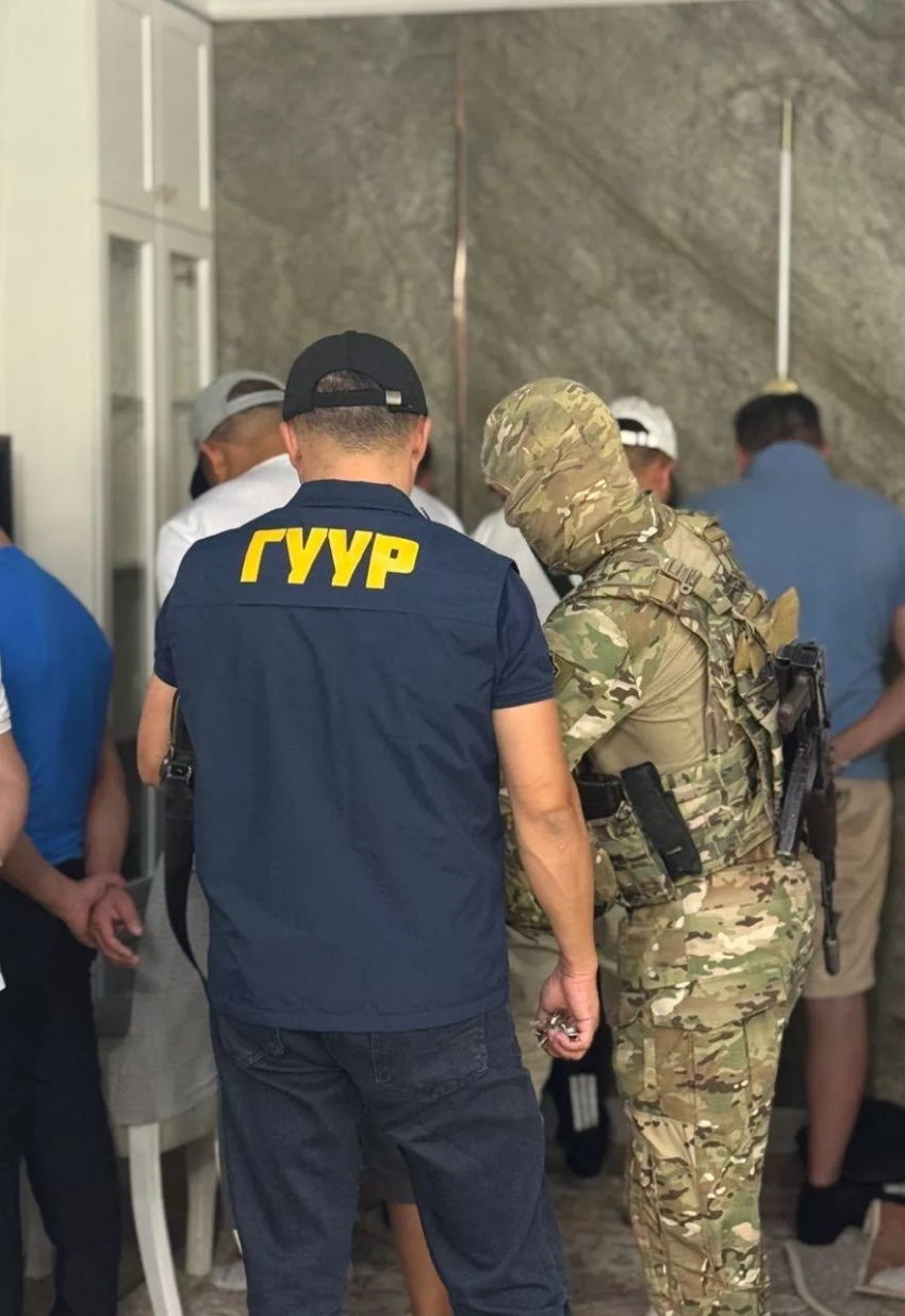 Сотрудники МВД Кыргызстана выявили ряд подпольных цехов по производству «самопальной водки». Изъяли свыше 10 тонн алкогольной продукции