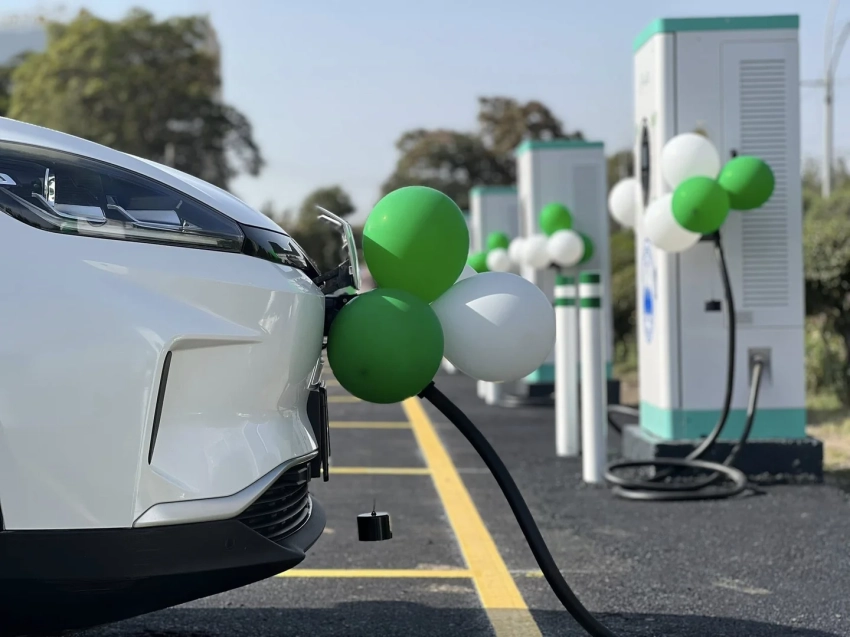 В Оше запустили муниципальные станции для зарядки электромобилей