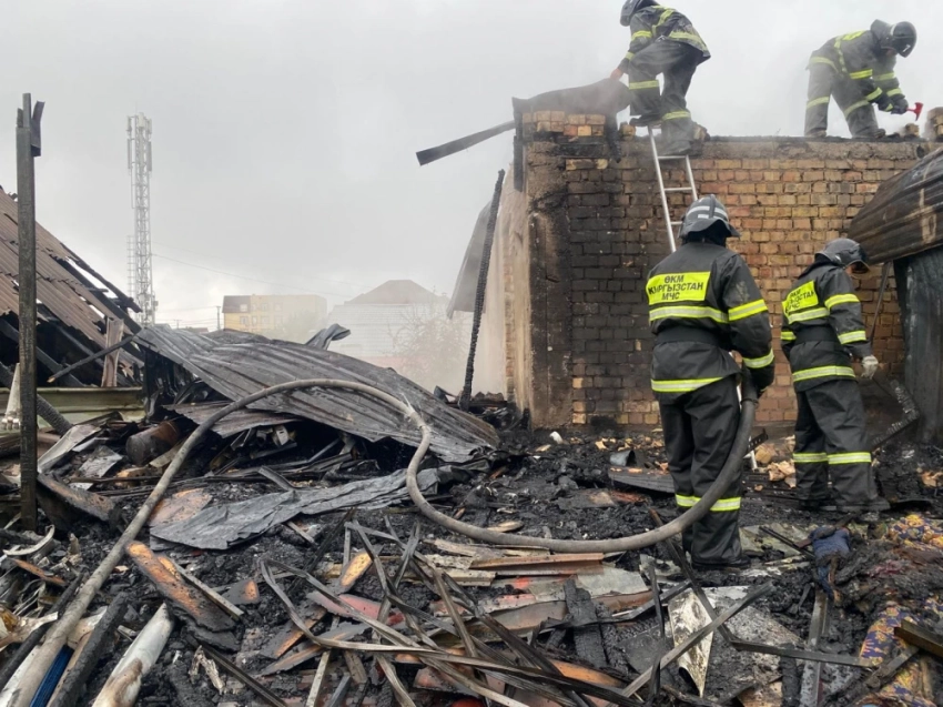 В жилмассиве "Кара-Жыгач" потушили пожар в доме из контейнера